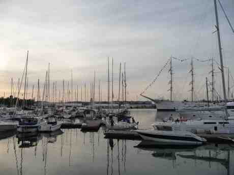 IF-båt lotsas varsamt in i Lilla Bommens gästhamn. Fredag 26 juli 2013 kl 20:10.