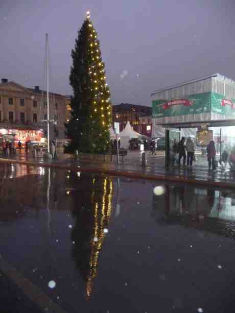 Julgranen Gustaf Adolfs Torg speglad i regnblöta Norra Hamngatan. Lördag 14 december 2013 kl 15:56.