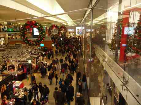 Julhandelsspurt i Nordstan. Måndag 23 december 2013 kl 15:43.