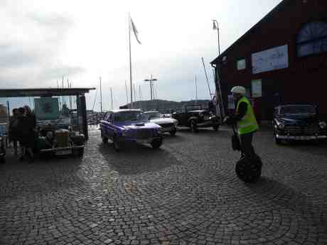 Unga Segway svänger elegant om på två hjul med med fyrhjulsgamlingarna MG, Volvo & Ford. Lilla Bommens Torg onsdag 7 augusti 2013 kl 18:37