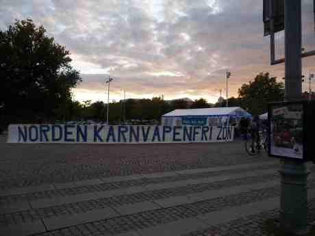 Får man i all ödmjukhet önska ett kärnvapenfritt jordklot? Kungsportsavenyen mellan Stora Teatern och Kungsportsbron lördag 24 augusti 2013 kl 20:03.