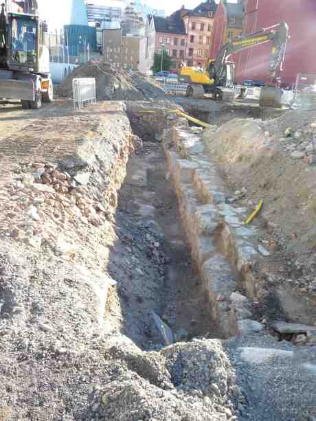 Den skändligen rivna Keillers Mekaniska Verkstad från 1841 mellan Skeppsbron och Stora Badhusgatan ser åter dagens ljus. Måndag 2 september 2013 kl 18:25.