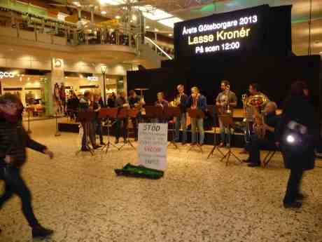 Årets Göteborgare Lasse Kronér efterträdd av Stadsmissionen på Nordstadstorget. Måndag 16 december 2013 kl 15:11.
