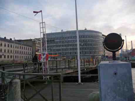 Leica-reklam mångfaldigad vid och på Stora Bommen bro. Onsdag 27 november 2013 kl 15:15