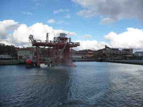 Livräddning med räddningssele på Chalmers Lindholmens Säkerhetscentrum. Från Älv-Snabben 3 torsdag 10 oktober 2013 kl 14:46.