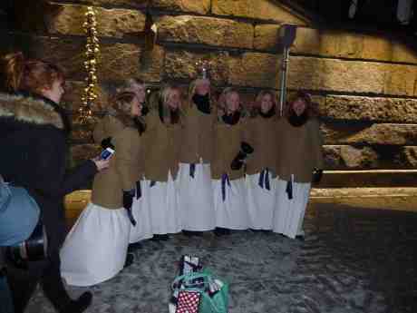 Göteborgs Lucia Sandra Johansson krönt på vackert snövita vinterkalla Götaplatsen. Fredag 6 december 2013 kl 17:34.