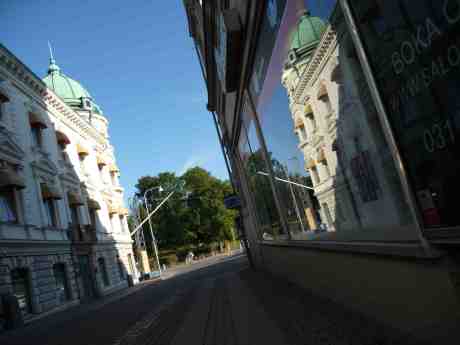 Meditatör vid Vallgraven förbicyklad under stilla meditation. Grönsakstorget måndag 22 juli 2013 kl 18:24.