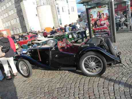 Kramgoaste bilgodiset på Lilla Bommens Torg beundras av skådisar i Älv-Snabbens väntkur. MG PB 1936 på onsdagsträffen 14 augusti 2013 kl 18:49.