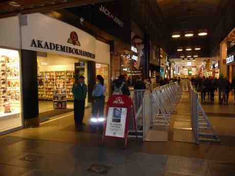 Morrissey väntar invasion på Akademibokhandeln. Nordstan onsdag 16 oktober 2013 kl 19:28.