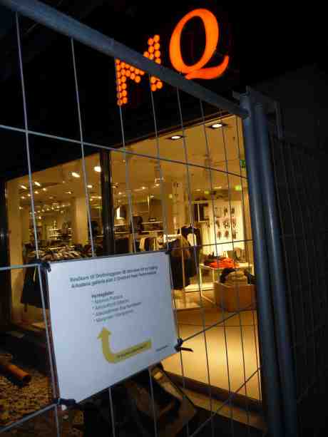 MQ, MAN-QVINNY, på hörnet Fredsg-Drottninggatan och hänvisningsskylt till Notarius Publicus. Måndag 9 september 2013 kl 19:41.