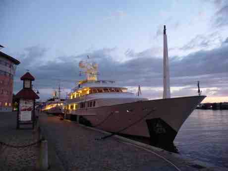 M/Y Legend vid Operakajen. Lördag 3 augusti 2013 kl 22:01.