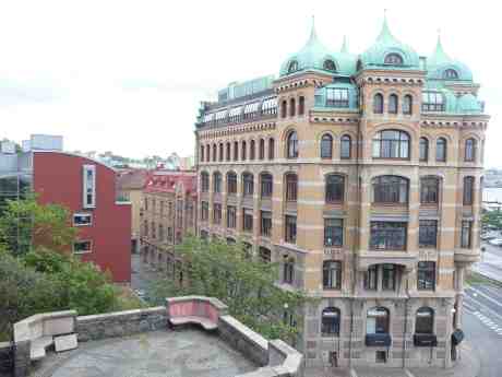 Nedsuttet på Navigationsskolans trappterrass mittemot Hertziahuset vid Pachusplatsen. Söndag 1 september 2013 kl 18:37.