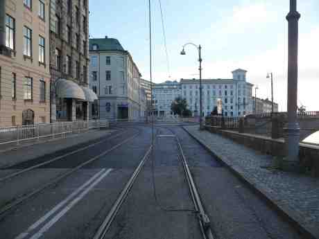 Ny asfalt kring nya rälsen i korsningen Södra Hamngatan och Norra Hamngatan. Måndag 29 juli 2013 kl 19:53.