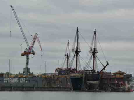 Kinabåtar sida vid sida. Ostindiefararen Götheborg i Gotenius flytdocka och självflytande Drakskeppet vid Ringön. Från Gullbergskajen söndag 13 oktober 2013 kl 14:53.