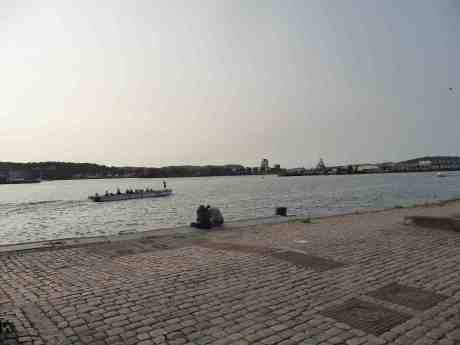 "Där borta lossade dom bananer!" Paddan 12 från Packhuskajen måndag 8 juli 2013 kl 19:47.