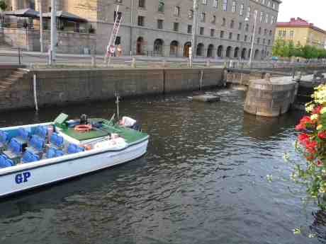Paddan 12 rensas från skräp i vattenjetinsuget. Slussen måndag 5 augusti 2013 kl