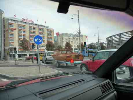Passbåt på villovägar passerar Åkareplatsen i riktning mot Fattighusån. Fredag 4 oktober 2013 kl 15:19.