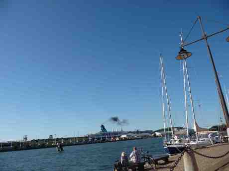 Vacker utsikt över Frihamnen och 18.000-tonnaren Quest for Adventure från 1981. Lördag 20 juli 2013 kl 17:33.