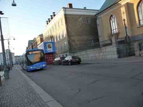 Till Stadshus ombyggda Rådhuset speglat i buss 50. Norra Hamngatan söndag 17 november 2013 kl 14:48.
