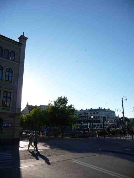 Reklamflygsläp över Drottningtorget. Fredag 9 augusti 2013 kl 19:27.