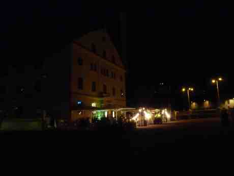 Restaurang Lagerhuset sprider nattljus över Rosenlundskanalen och Heurlins Plats. Fredag 2 augusti 2013 kl 23.53.