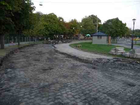 Södra Vägens outslitliga och perfekt lagda gatsten har äntligen grävts upp. Får den ligga kvar? Södra Vägens anslutning till Kungsportsavenyen och Kungsportsbron torsdag 6 september 2013 kl 20:03.