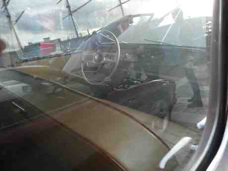 BMW 850 1991 och S/S Viking 1907 speglade i Singer SM 1951. Lilla Bommens Torg onsdag 21 augusti 2013 kl 19:03.