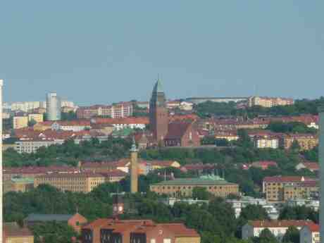 Sjöfartstornet, Masthuggskyrkan och Guldhedens norra vattentornsstudenthem. Fredag 12 juli 2013 kl 19:19.