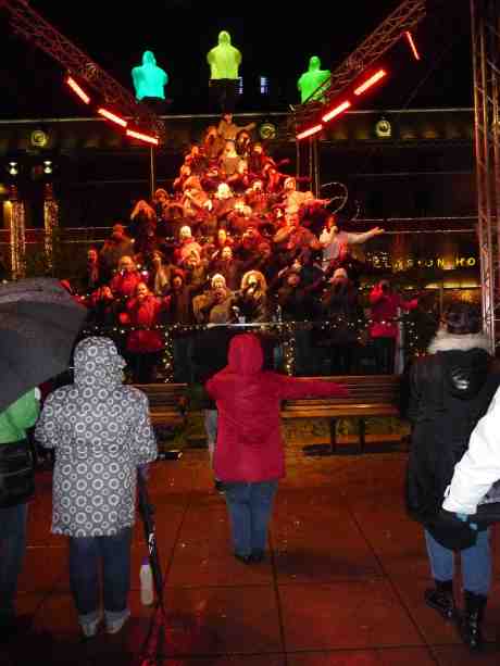 Sjungande Julgranen på Drottningtorget. Torsdag 5 december 2013 kl 18:53.