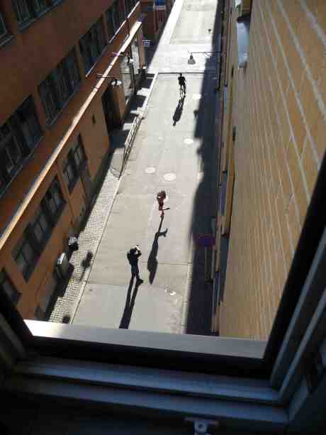 Bilden av en skugga av verkligheten kan vara mer påtaglig än skuggans förebild. Västra Nordstan söndag 25 augusti 2013 kl 17:35.