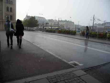Slussbron i ösregn. Hösten är kommen. Måndag 16 september 2013 kl 18:01.