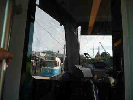 Spårvagn 10 Nr 451 möter 5:an "Fölet" vid Eketrägatan. Söndag 14 juli 2013 kl 19:13.