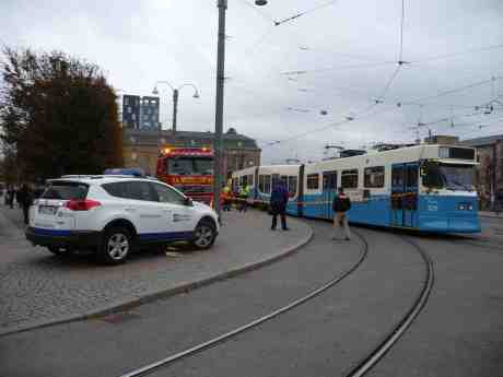 Spårvagn 329 Kurt Olsson med boggiproblem. Drottningtorget, måndag 14 oktober 201 kl 16:42.
