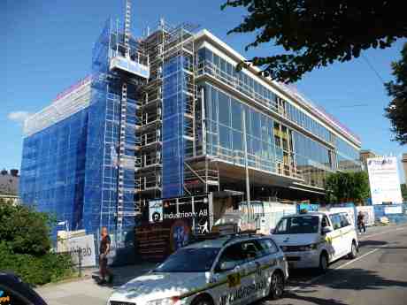 Tillbyggda Stadsbiblioteket med ny glasfasad. Vad ska döljas bakom den? För böcker är ju inte inne i vår tid. Torsdag 11 juli 2013 kl 17:19.