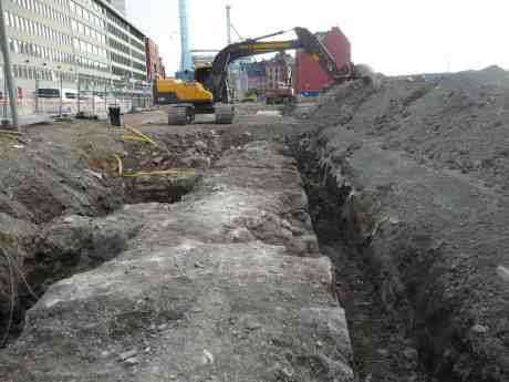 Göteborgs stadsmur från 1600-talet ligger kvar mellan Skeppsbron och Stora Badhusgatan där Keillers Mekaniska Verkstad en gång låg. Torsdag 12 september 2013 kl 18:16.