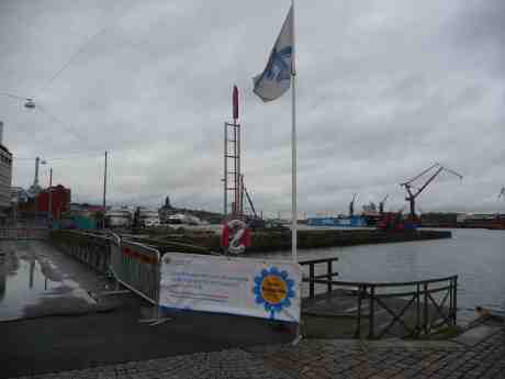 Stenpiren med omnejd grävs upp och ut och in på arkeologiskt vis. Söndag 20 oktober 2013 kl 16:38.