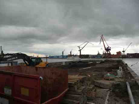 Finns det någon botten i Stenpiren? I bakgrunden Skarven och Coast Guard 001 Poseidon. Fredag 30 augusti 2013 kl 16:52.