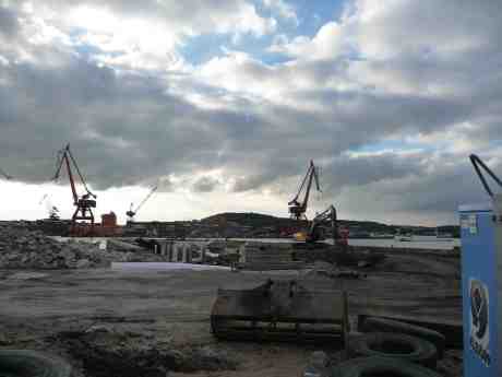 Stenpiren under ombyggnad och S:t Erik som möter motorbåt. Torsdag 5 september 2013 kl 18:15.