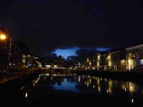 Alla helgons dag firas på Tyska bron med utsikt över Stora Hamnkanalen och Lilla Torget. Lördag 2 november 2013 kl 17:17.