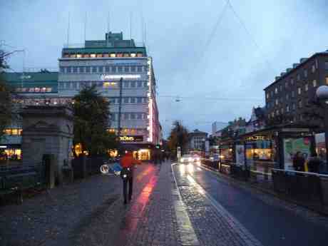 Paraply, mörker och sju grader vid Ströms. På söndag kommer vintertid. Västra Hamngatan måndag 21 oktober 2013 kl 17:50.