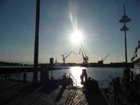 Svärmeri på en kaj. Stora Bommen torsdag 22 augusti 2013 kl 18:41.