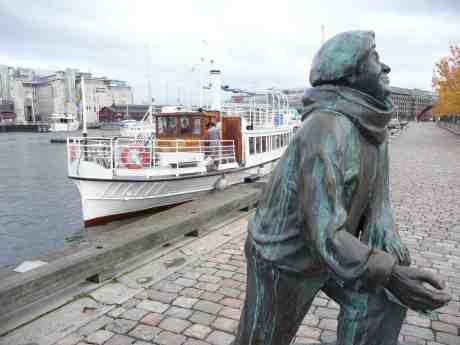 Svea af Bohuslän besöker Evert Taube på Jussi Björlings Plats. Lilla Bommens hamn söndag 27 oktober 2013 kl 14:44, med vintertid införd.