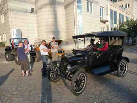 T-Ford 1923 och Willys Jeep 1961 med moderna monsterhjul möts på Lilla Bommens Torg. Onsdag 24 juli 2013 kl 20:02.