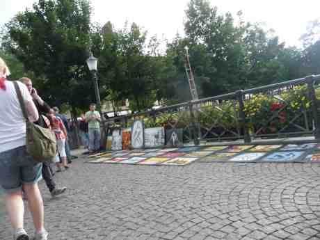 Fredsbroprojekt: Tavlor på en utläggning. Fredsbron fredag 23 augusti 2013 kl 17:12.