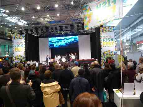 Triple & Touch odlar kulturen i Nordstan, men när ska fisken som säljs där vara ekologiskt odlad i slutna system på land? Lördag 5 oktober 2013 kl 14:25.