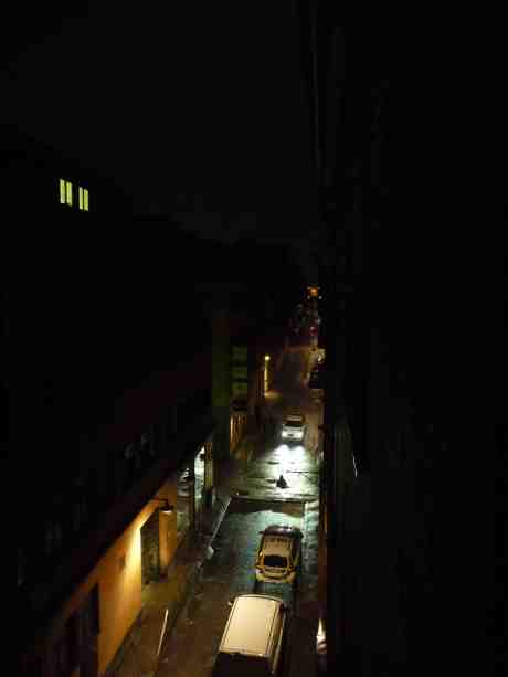 Två par fyrkantiga gula kattögon i natten betraktar polis och väktare på Kronhusgatan som kommit till undsättning när United Fashion på Torggatan haft inbrott.för femtielfte gången. Lördag 26 oktober 2013 kl 03:31.