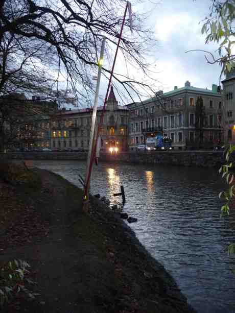 Vallgravsänder på rad i Trädgårdsföreningen. Tisdag 29 oktober 2013 kl 16:40.