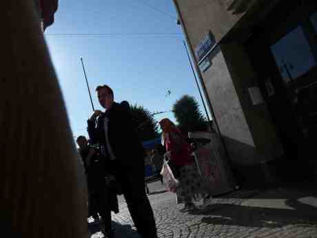 Vimmel vid Thulehusets entréhörne. Tisdag 20 augusti 2013 kl 17:05.