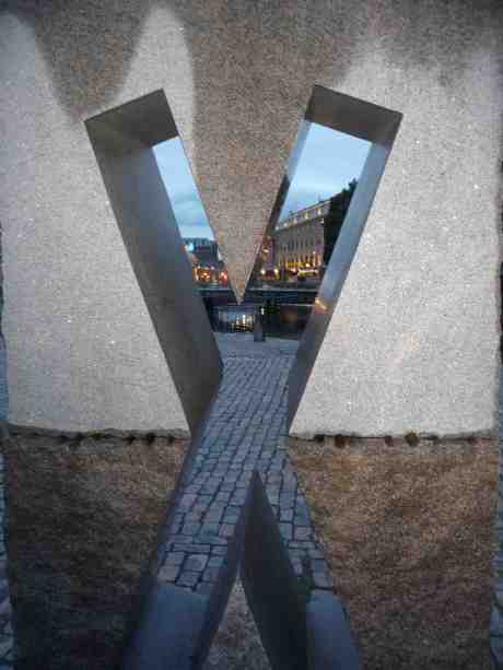 Clarion Hotel Post sett genom Takashi Naraha's Mandala vid Vallgraven i hörnet av Stora Nygatan och Drottninggatan. Söndag 15 september 2013 kl 19:40.