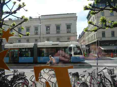 Harry Perssons spårvagn passerar Café Festival. Lustigt nog ser Harry på under en paus i spelningen! Måndag 19 maj 2014 kl 15:47.